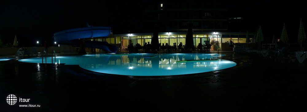 Вид на ночной бассейн и ресторан