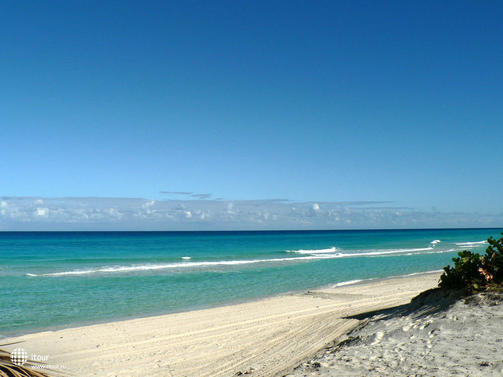 море рядом с  VILLAS SOTAVENTO (пляж не оборудован, оборудованный в 100-350 м от виллы в зависимости от виллы), Куба