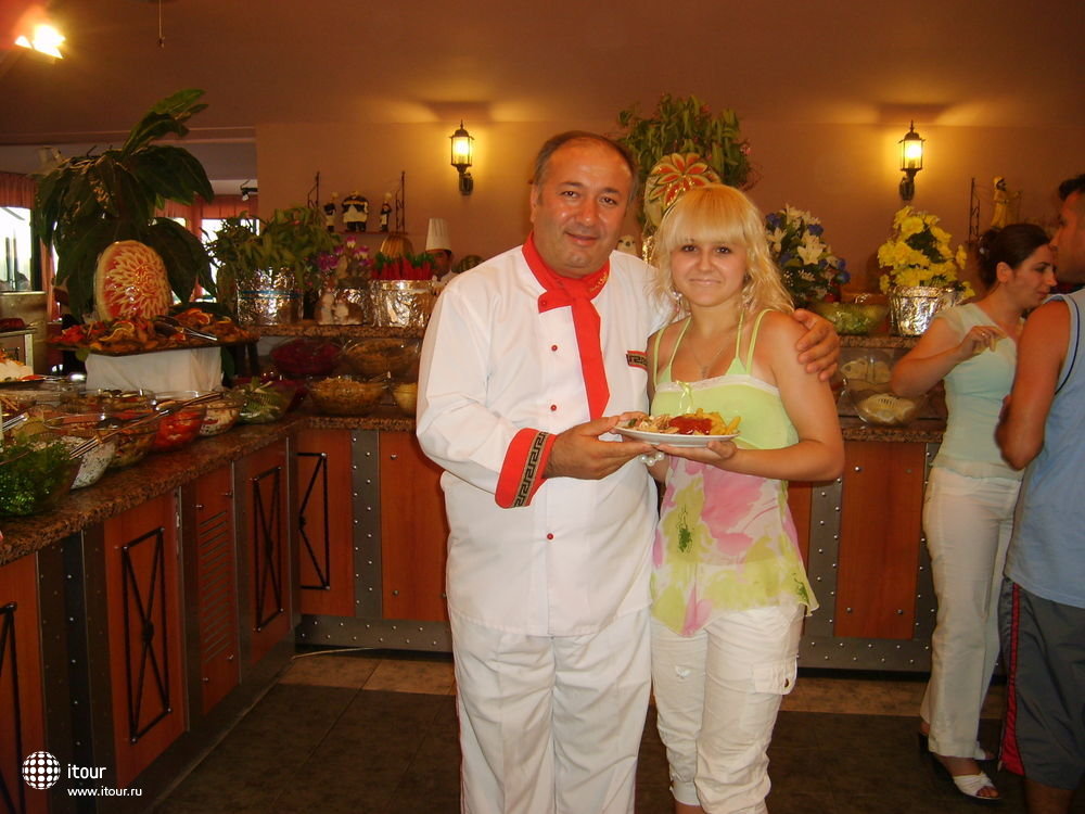 CLUB ARMONIA HOLIDAY VILLAGE, Турция, это я в столовой с моим любимым шеф-поваром!!!
