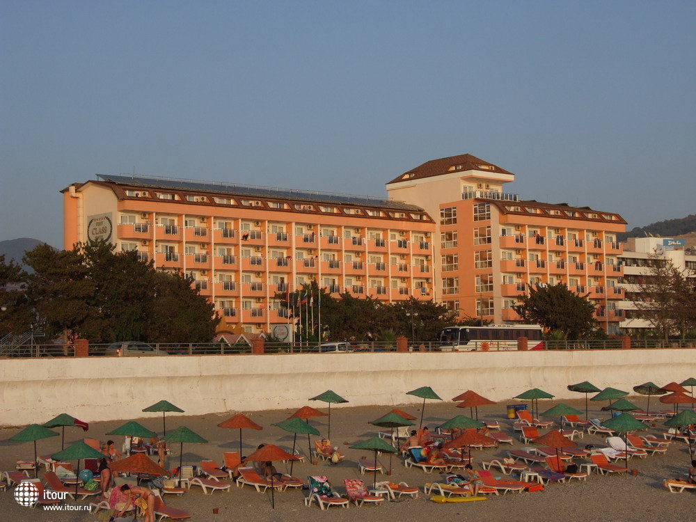 Вид на отель с пляжа
