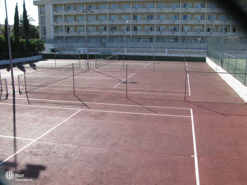 спортивные площадки рядом с отелем (бесплатно для проживающих) CAMBRILS PLAYA, Испания