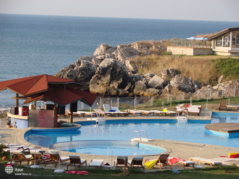 Болгария, отель Руссалка, бассейн с прилегающей территорией (вид из окна нашего номера)