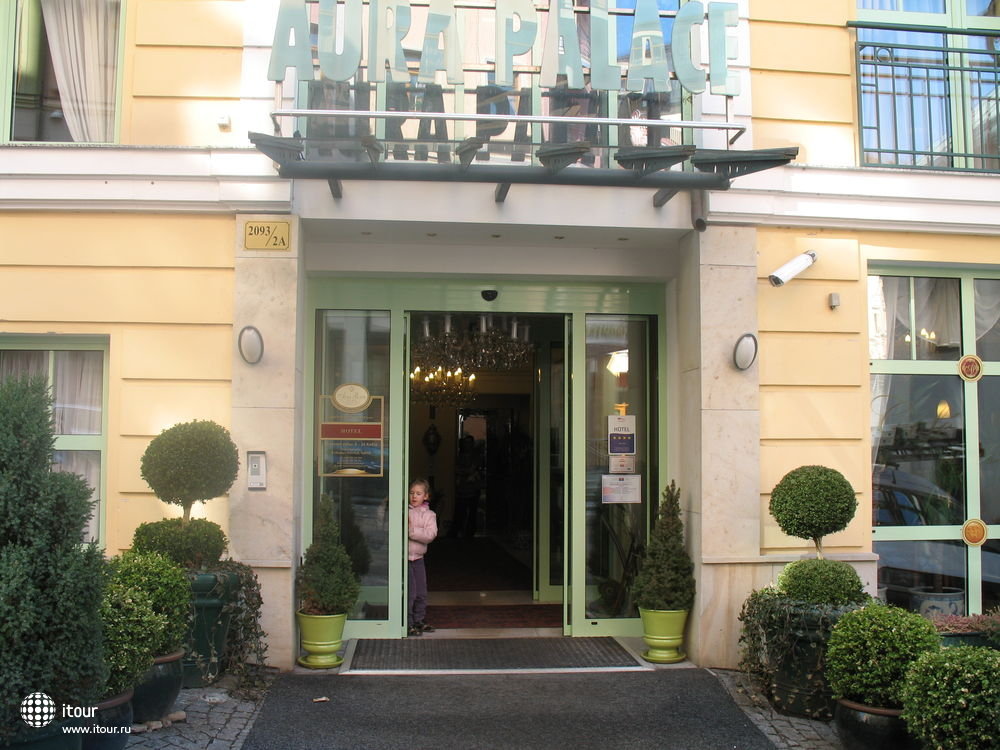 aura-palace-центральный вход в отель