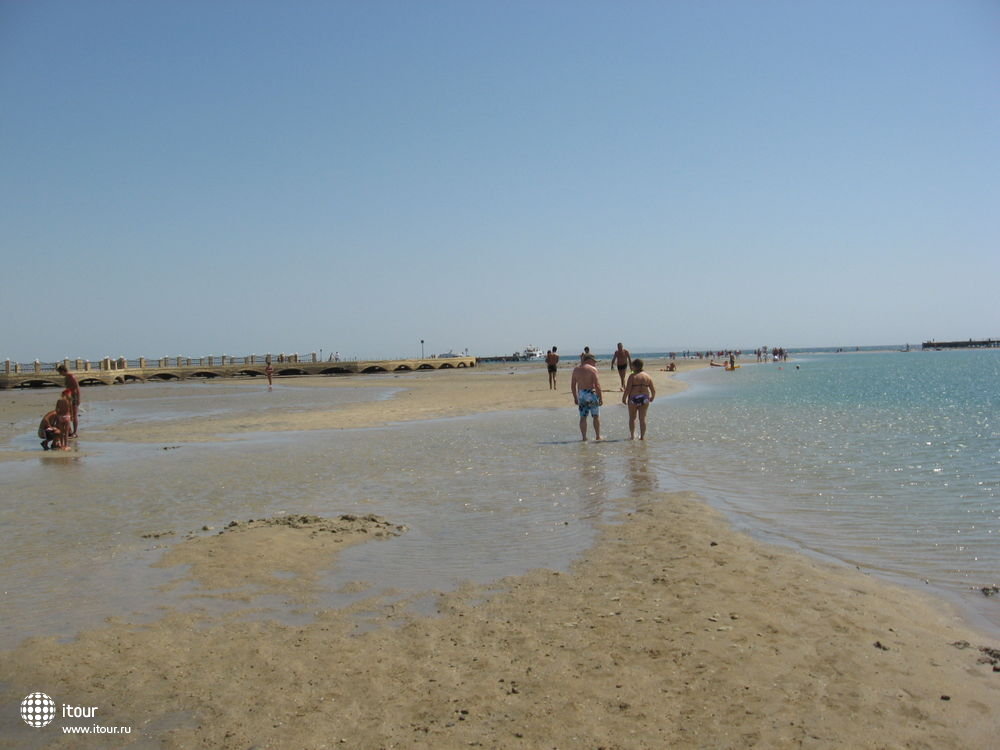 дорога по косе в открытое чисто море