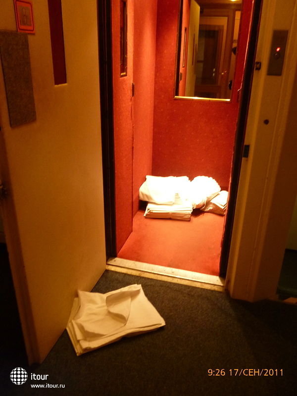Чистое постельное белье и полотенца в лифте