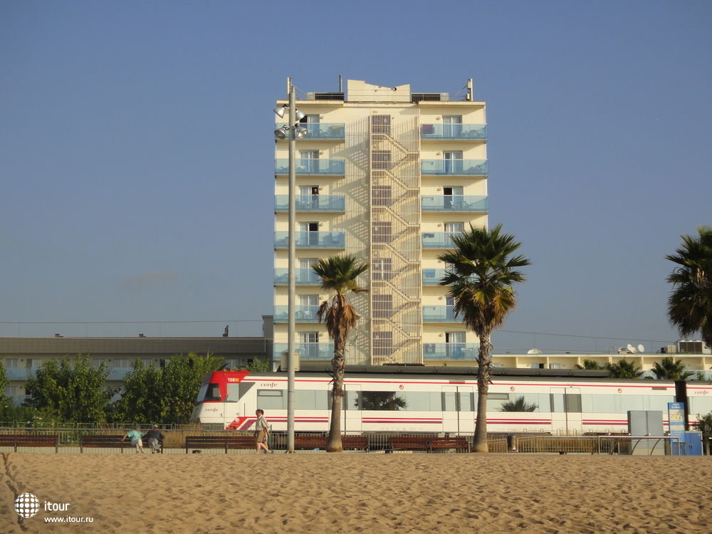 qwer151-вид на отель с моря и проезжающая мимо электричка на Барселону