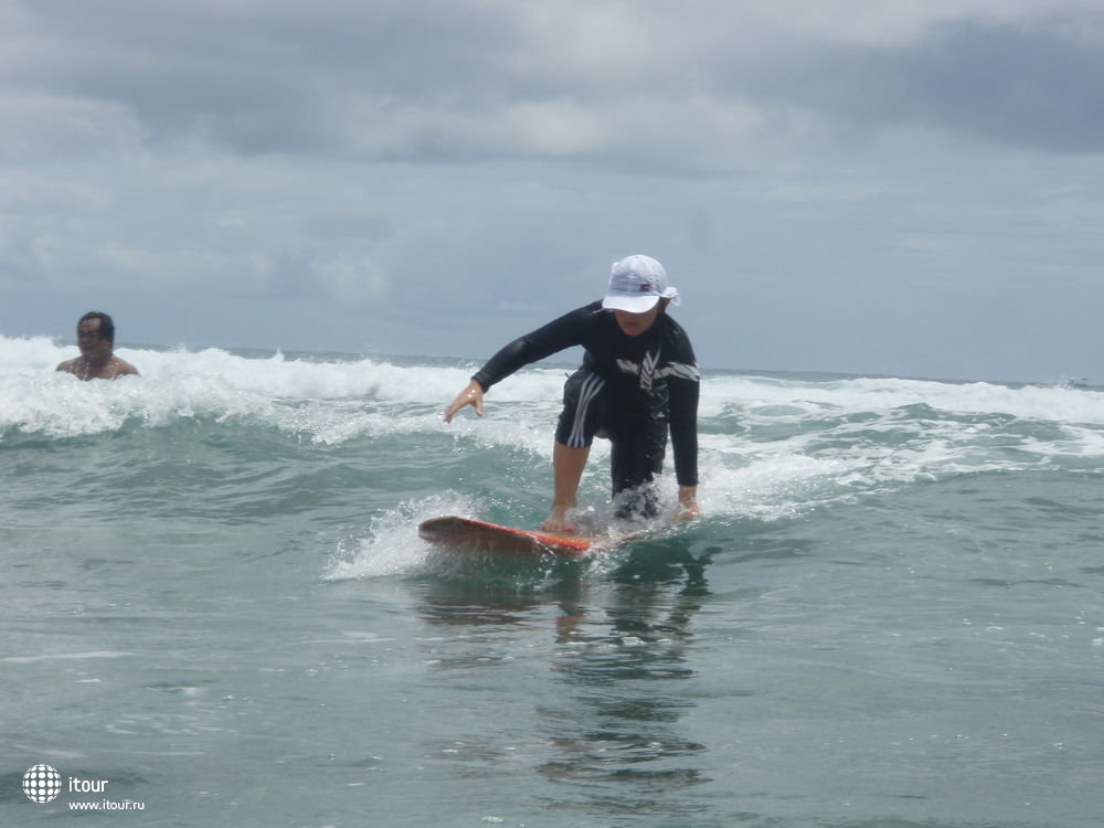 ayodya-resort-166531недалеко (слева по пляжу,)  можно научиться сёрфингу. 