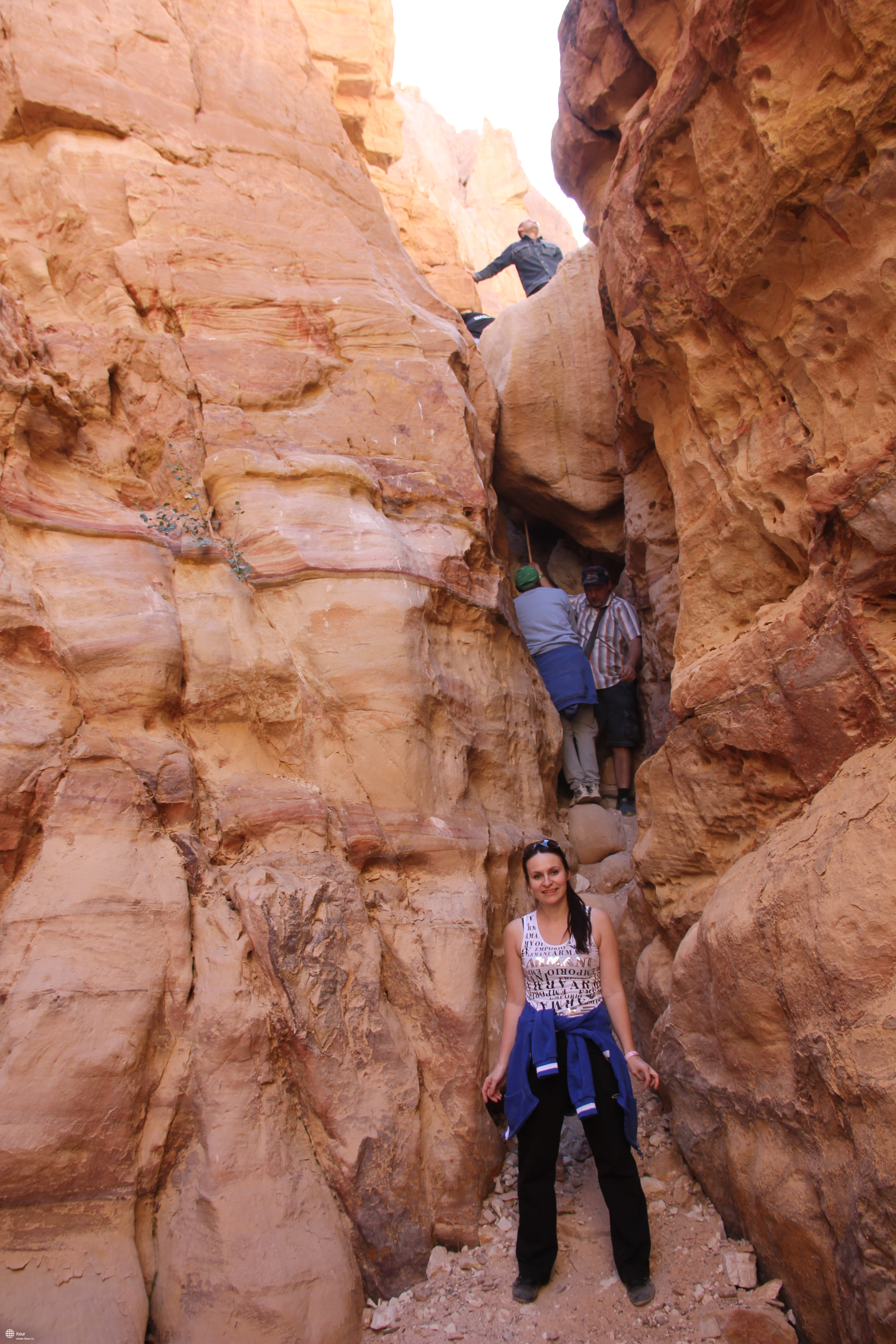 На экскурсии в цветной каньон пролезали через узкую щель между камней