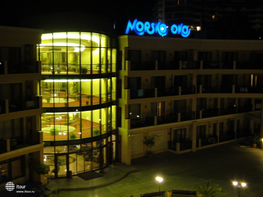 Вечерний вид с балкона на отель и внутренний дворик