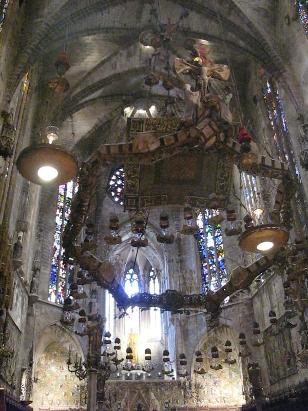 Cathedral of Palma de Mallorca - главный алтарь, балдахин Гауди