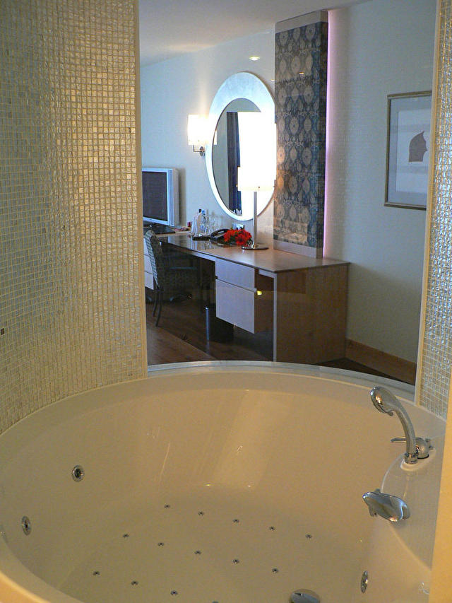 джакузи в King suite (стеклянная панель между спальней и ванной), The Dome Kempinski 5*, Турция