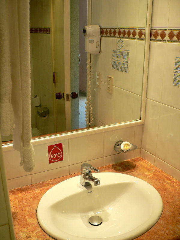 корпус 3* ванная комната стандартного номера, MERCURE CUATRO PALMAS, Куба