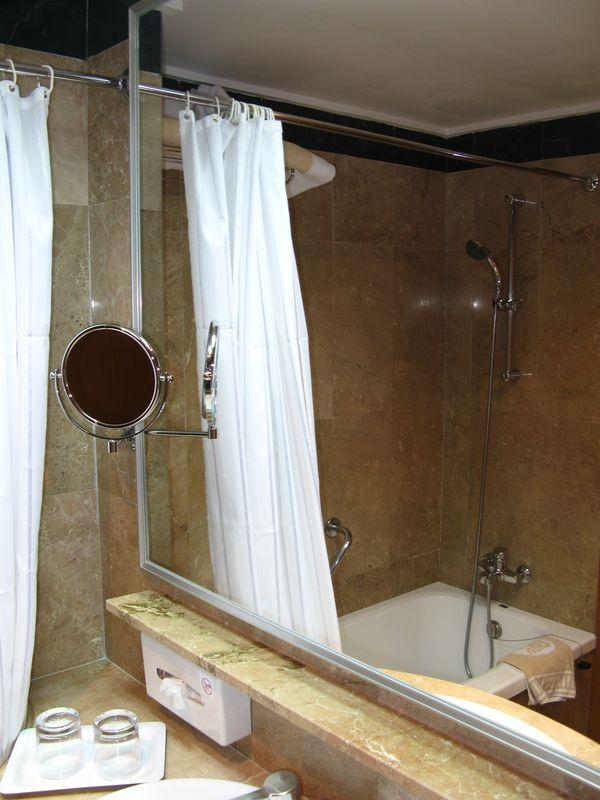 ванная комната стандартного номера, RIU PALACE BONANZA PLAYA, Испания