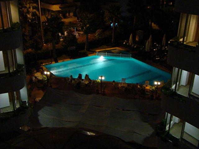 вид на бассейн ночью из отеля