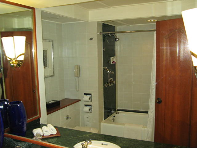 ванная комната номера DELUXE, SHANGRI-LA, Таиланд