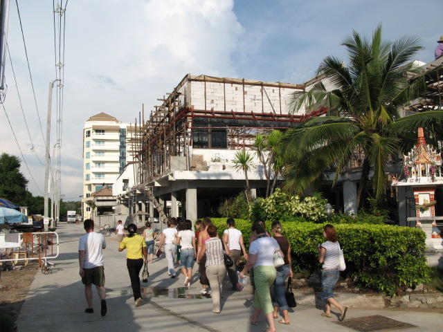 окт 2007, ремонт здания у дороги,  SEA BREEZE, Таиланд