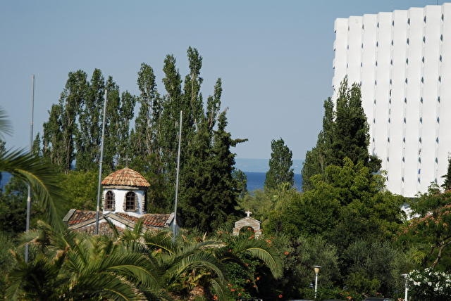 PALLINI BEACH HOTEL - справа здание отеля, слева - небольшая церковь 