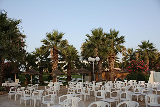 MARHABA PALACE, Тунис у бассейна,стулья поставлены для вечернего представления 