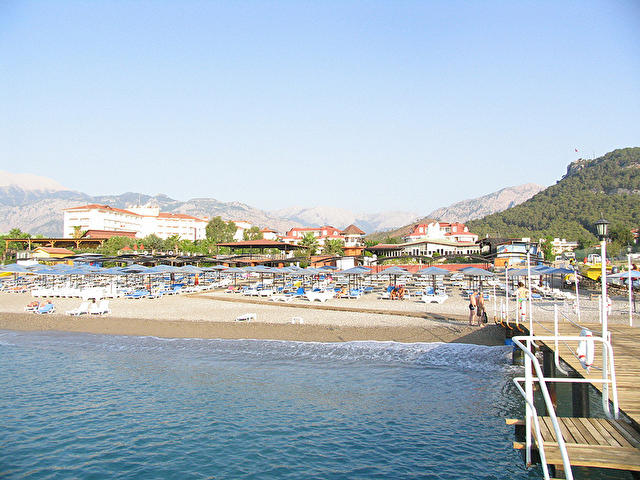 Вид с пирса на пляж и территорию отеля. SAILOR\'S BEACH HOTEL CLUB, Турция