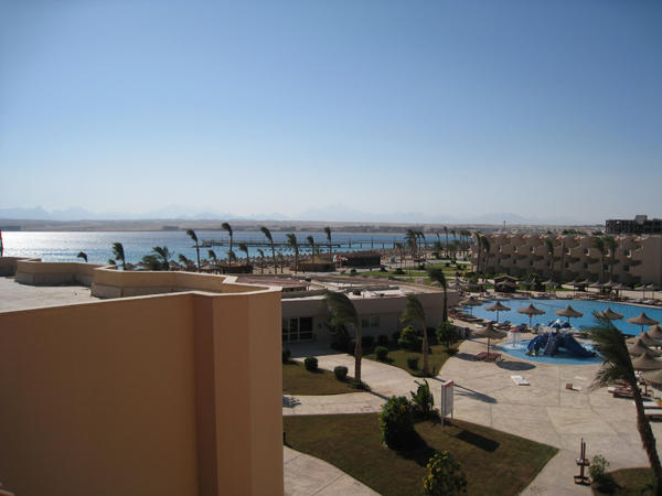 LTI PYRAMISA BEACH RESORT SAHL HASHEESH, Египет Вид с 4-го этажа 3 корпуса