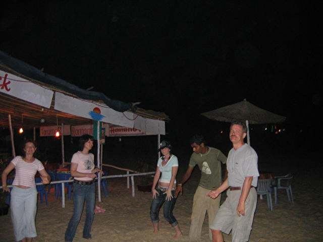 OLD ANCHOR, Индия.Танцы в кафешке
