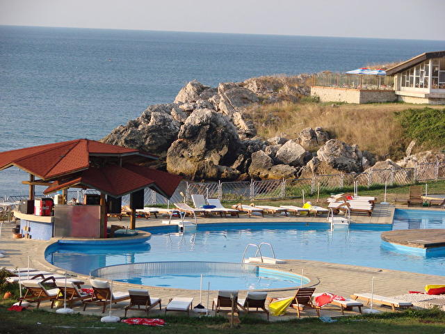 Болгария, отель Руссалка, бассейн с прилегающей территорией (вид из окна нашего номера)