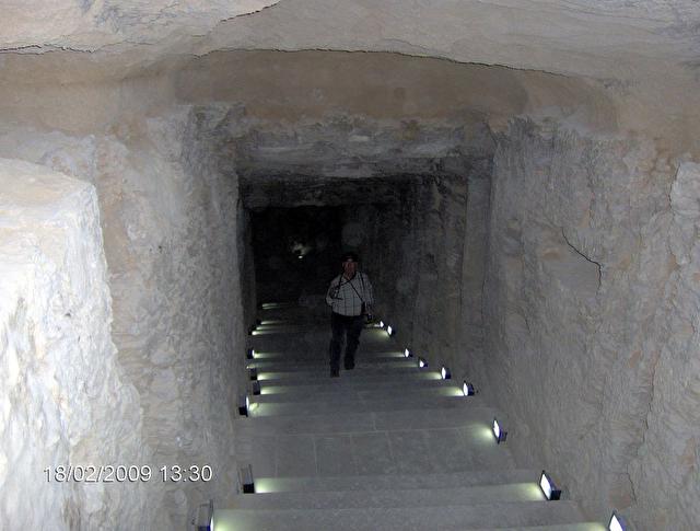 Спуск в катакомбы у колонны Помпея