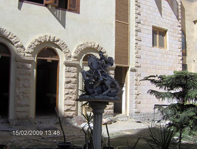 Convent of St. George  and Church of St. George, скульптура Святого Георгия во дворе одноиьённого коптского женского монастыря