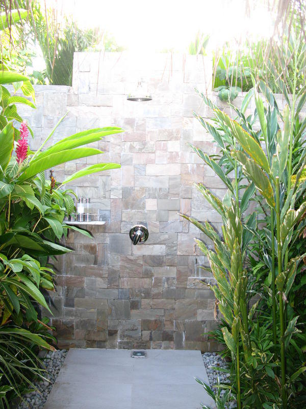 Baros Villa (душ в садике), BAROS, Мальдивы