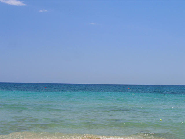 Вид на море с пляжа, недалеко от отеля. CORFU, Кипр