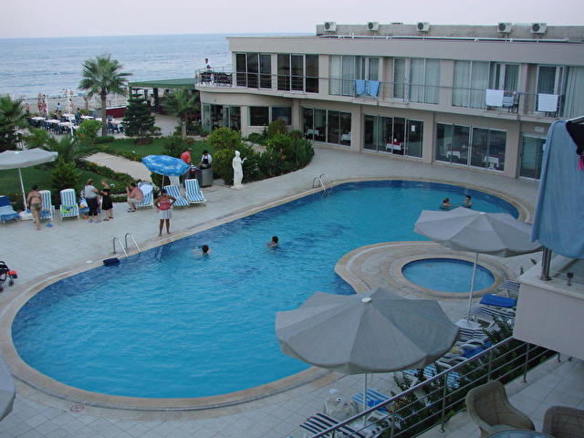 La Perla, бассейн (с балкона)