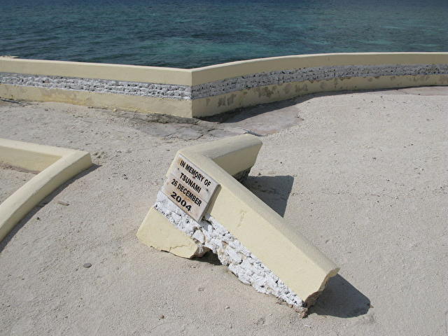 пямятник жертвам цунами, NIKA HOTEL, Мальдивы