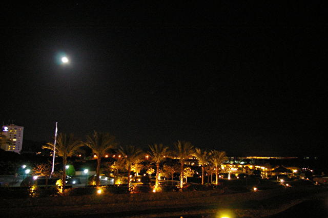 Вид на территорию отеля и море ночью