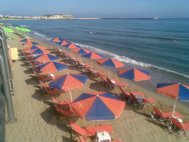 Пляж рядом с отелем, на котором залогорали. Уютный, тихий. У моря комфортнее, так как ветер дует, чем на второй линии лежаков. 7 евро на двоих на день, можно ка сказать на сутки.