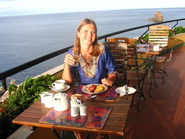 завтрак на панорамном балконе ресторана