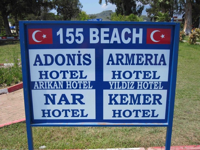 Стенд пляжа с указанием отелей постояльцы которых могут пользоваться бесплатно