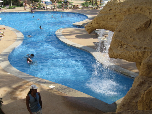 нижний бассейн (подогреваемый)с водопадом