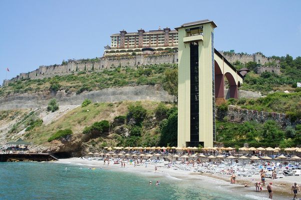 Вид части пляжа с пирса и вид лифта от отеля