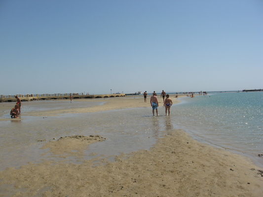 дорога по косе в открытое чисто море
