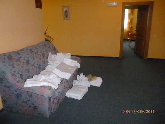 Чистое постельное белье и полотенца в холле