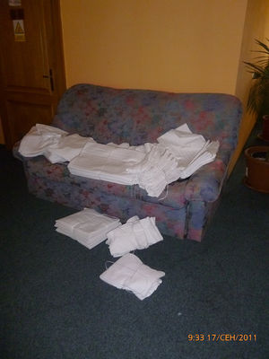 Чистое постельное белье и полотенца в холле
