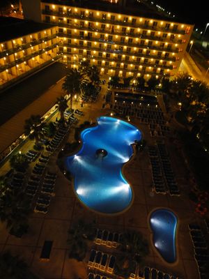 qwer151-территория отеля красиво подсвечена ночью
