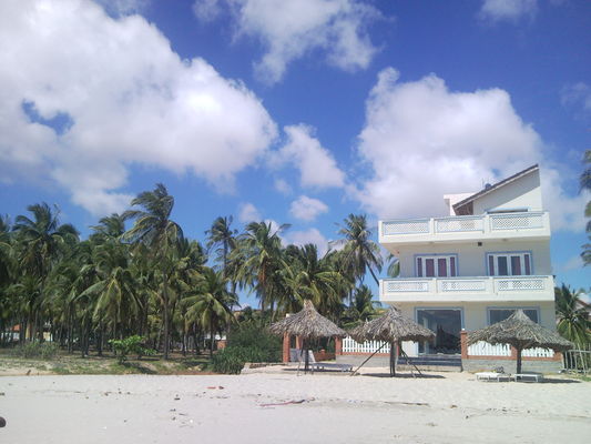 вид отеля со стороны моря
