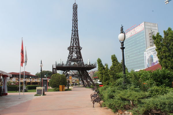 Эйфелева башня рядом с гостиницей Адмирал.