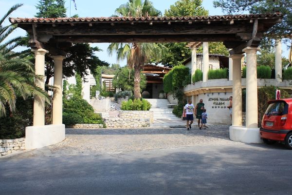 Центральный вход в отель  athena-pallas-village