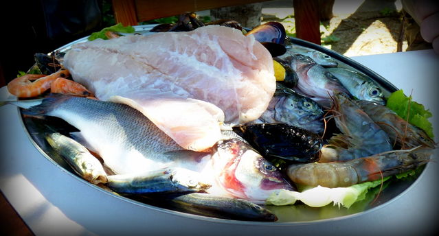Свежие морепродукты на выбор в ресторане 