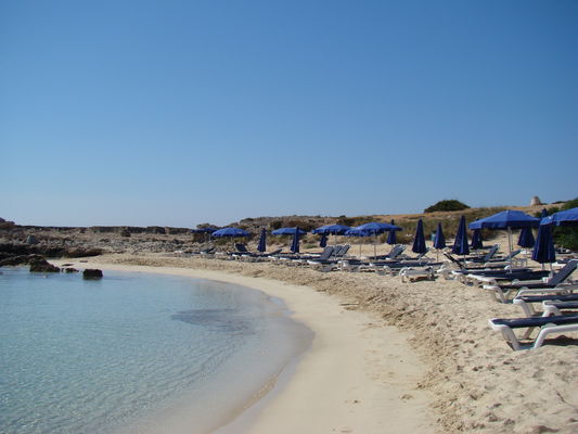 муницыпальный пляж с белым песком (лежак 2,5 Евро)