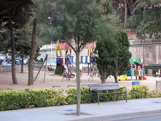 Детская площадка через дорогу от отеля