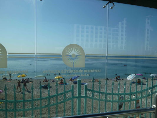 Вид на море с ближайшей автобусной остановки (в город). Виден участок городского пляжа.