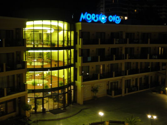 Вечерний вид с балкона на отель и внутренний дворик